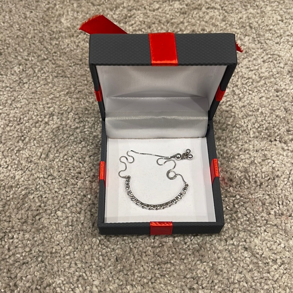 Adjustable bracelet.